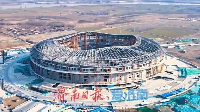 魯媒：戴上1.6萬噸“鋼鐵巨冠”，黃河體育中心球場完成屋蓋施工