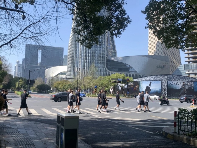 心態放松，有網友拍到澳大利亞隊早上在萬象城citywalk